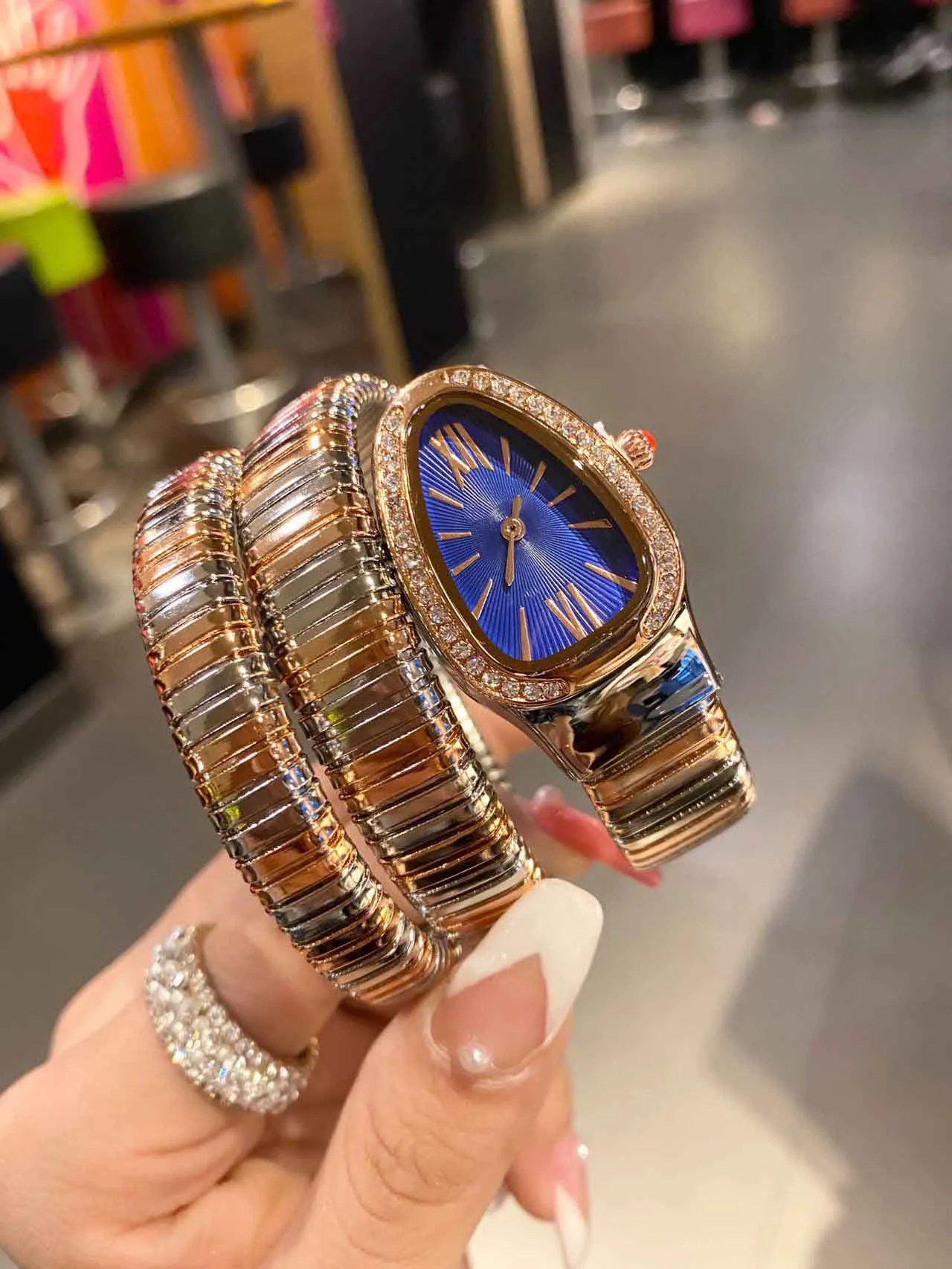 Designer horloge Vierkant quartz uurwerk met roestvrij staal 32 mm diamanten bezel uurwerkmaat dameshorloge heeft een dubbele surround slangvormig