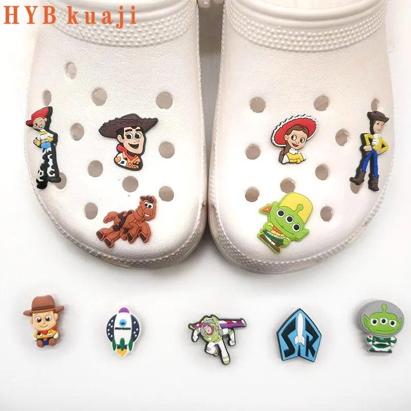 Hybkuaji Custom 100pcs 만화 캐릭터 크로 C 신발 참 도매 신발 장식 PVC 신발을위한 버클