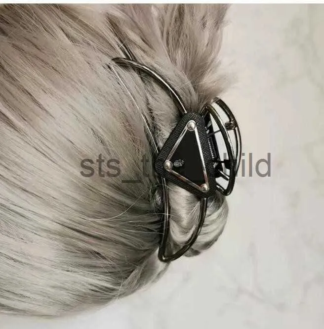 مشابك الشعر barrettes 2pcs مصمم نسائي باريتس المثلث المعدني السيدات مقطع الشعر مع طوابع النساء فتاة العلامة التجارية عالية الجودة أزياء الشعر