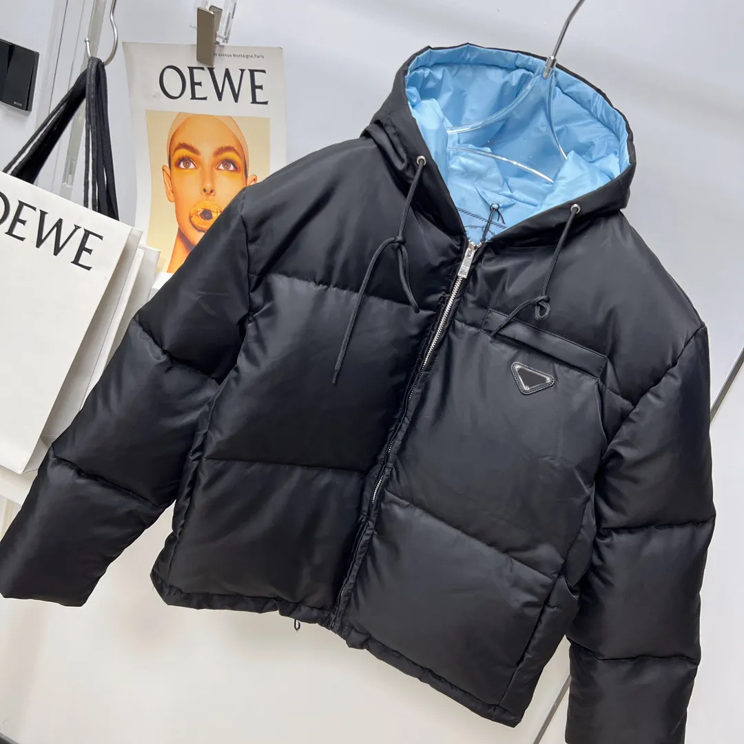 24SS冬の女性ダウンジャケットフード付きデザイナー服女性トライアングルプリントパン短いジャケットホワイトダックダウンメンズウォームコート