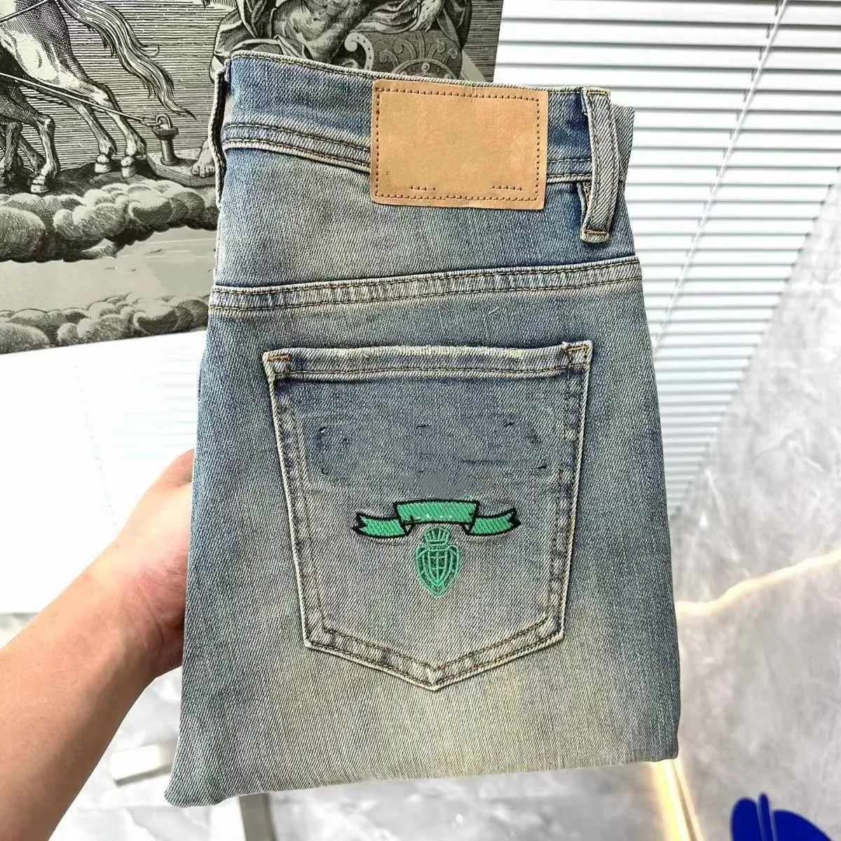 Designer classique bleu triangle lettre jeans slim texture extensible lavage droit résistant à l'usure rangée supérieure patch moto pantalon d'affaires vintage