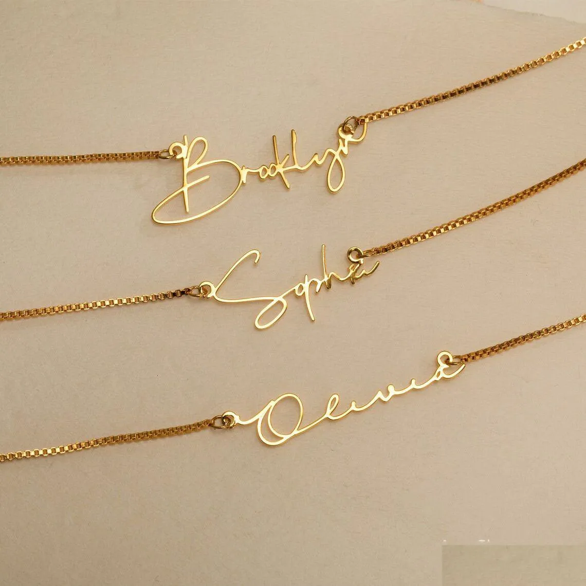 Collane con ciondolo Nome in oro personalizzato con catena a scatola Gioielli fatti a mano personalizzati Regalo di compleanno per sua mamma 230407 Ciondolo con consegna a goccia Dhn3O