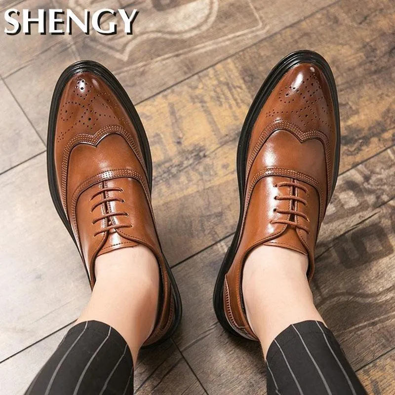 Sapatos de vestido Homens Casual Round Toe Brogue Sapatos Estilo Britânico Business Office Homem Flats Oxfords para Masculino Formal 230912