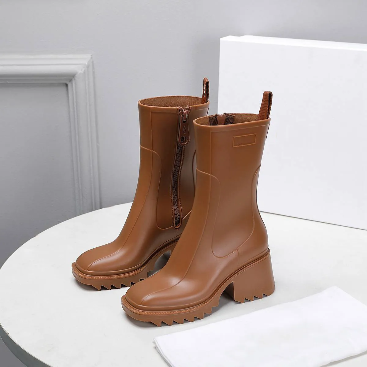 Классические дизайнерские резиновые сапоги для женщин. Новая модная верхняя одежда 2023. Обувь для воды. Короткие сапоги на толстом высоком каблуке с квадратной головкой и средней подошвой. Размер 35-42.