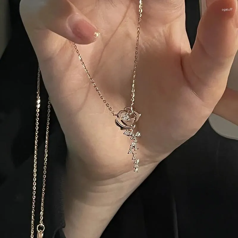 Torebki biżuterii syntetyczny moissanite Rose Naszyjnik francuski retro flash diamentowy łańcuch obojczyka kwiatów