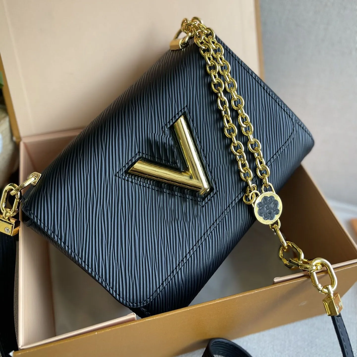 Luxury Designer Twist Lock Crossbody Lavie Handbags For Women Hot Pink