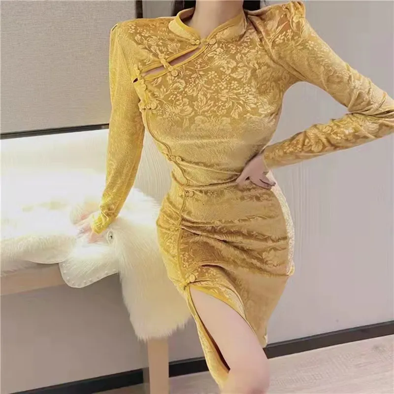 Sexy dressed older online women