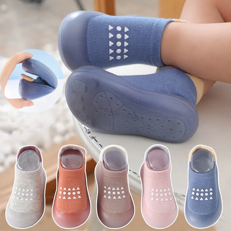 Första vandrare babyskor barn mjuk gummisul barn sockar nonslip golv strumpor småbarn 04y pojke flicka booties 230914