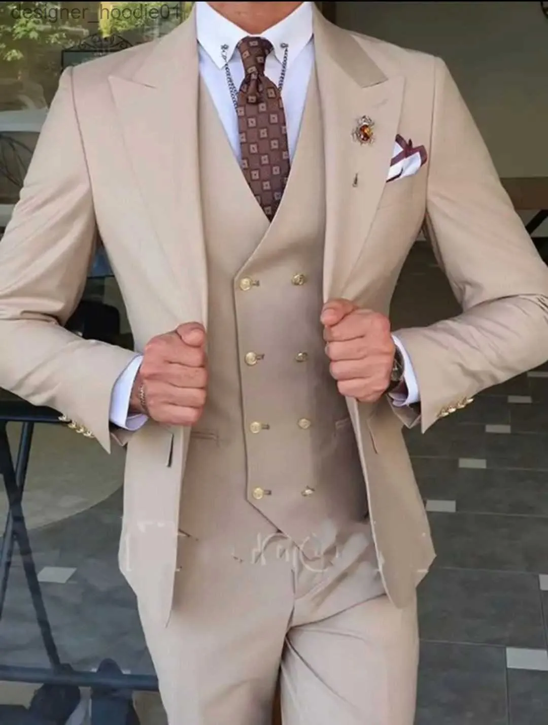 Ternos masculinos Blazers Brand New Khaki Men Wedding Dress Peak Lapel Slim Fit Noivo Smoking Popular Jantar / Darty Dress 3 Piece Suit Jacket Pants Tie Vest 0636 L230914