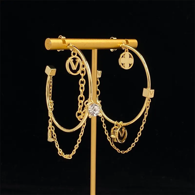 Nowy projektant kolczyka Moda Moda Kolczyki Women Prezent Gold Flower Luksusowe uszy dla kobiet listujące kolczyki z biżuterią