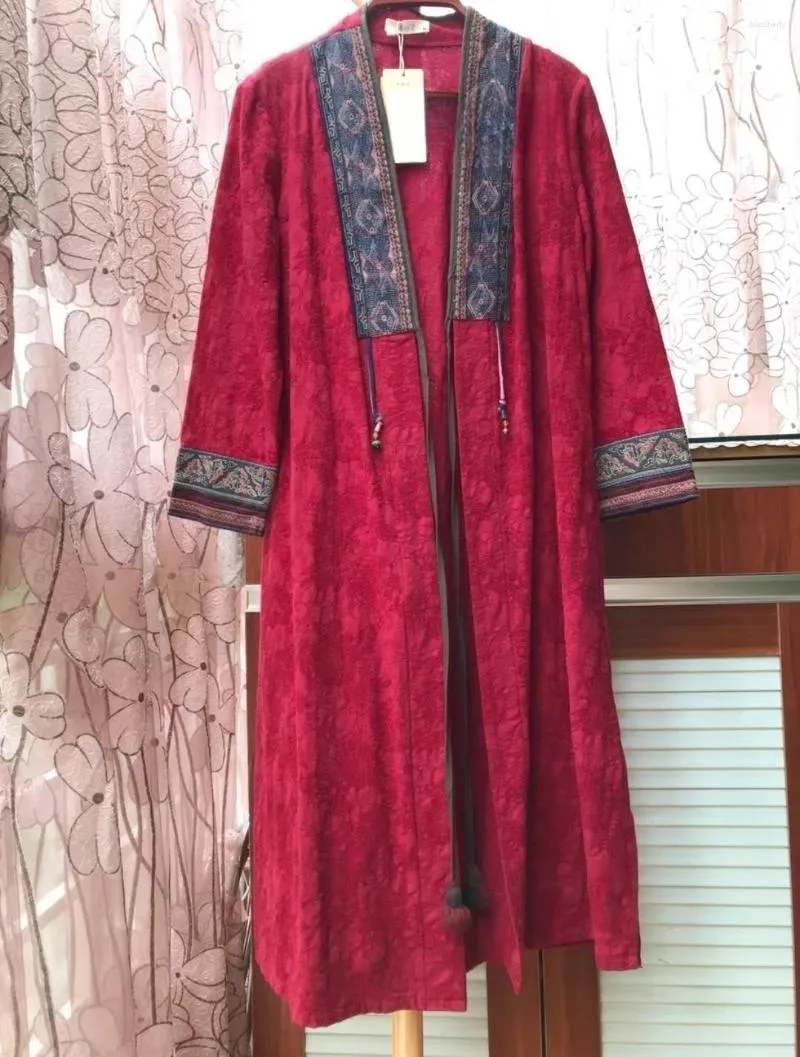 Damskie okopy płaszcze jesienne bawełniane lniane haftowany luźny płaszcz z kołnierzem v vintage etniczny styl czerwony jacquard dla kobiet odzież