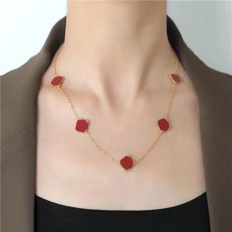 Bijoux de créateurs de luxe Pendentif Colliers Ras du Cou Marque Lettre Trèfle À Quatre Feuilles Chaîne Haute Qualité Plaqué Or Argent Plaqué Titane Acier Hommes Femmes Bijoux