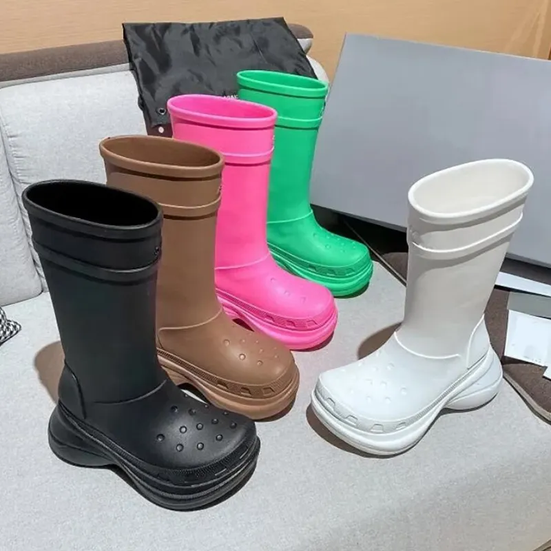 2023 Ünlü Marka Kadın Botları Yağmur Ayakkabıları Üst Tasarımcı Moda Track Üçlü Siyah Beyaz Gomma Deri Naylon Baskı Su Geçirmez İş Ayakları Açık Mekan Günlük