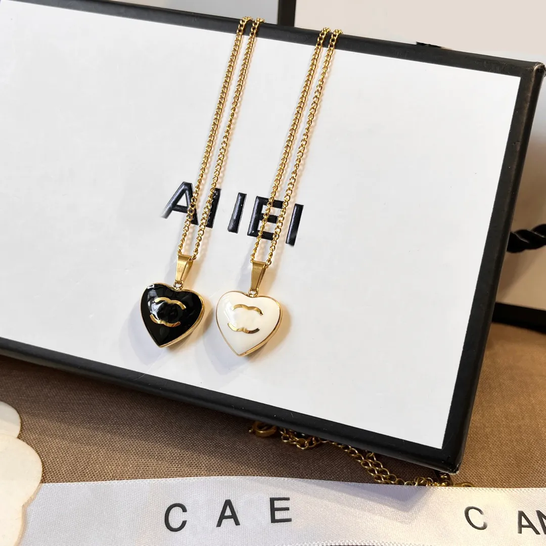Varumärkesbrevhänge Hjärtat designat för kvinnor lång kedja guldpläterad halsband designer smycken utsökta tillbehör par gåvor utan 2024 007
