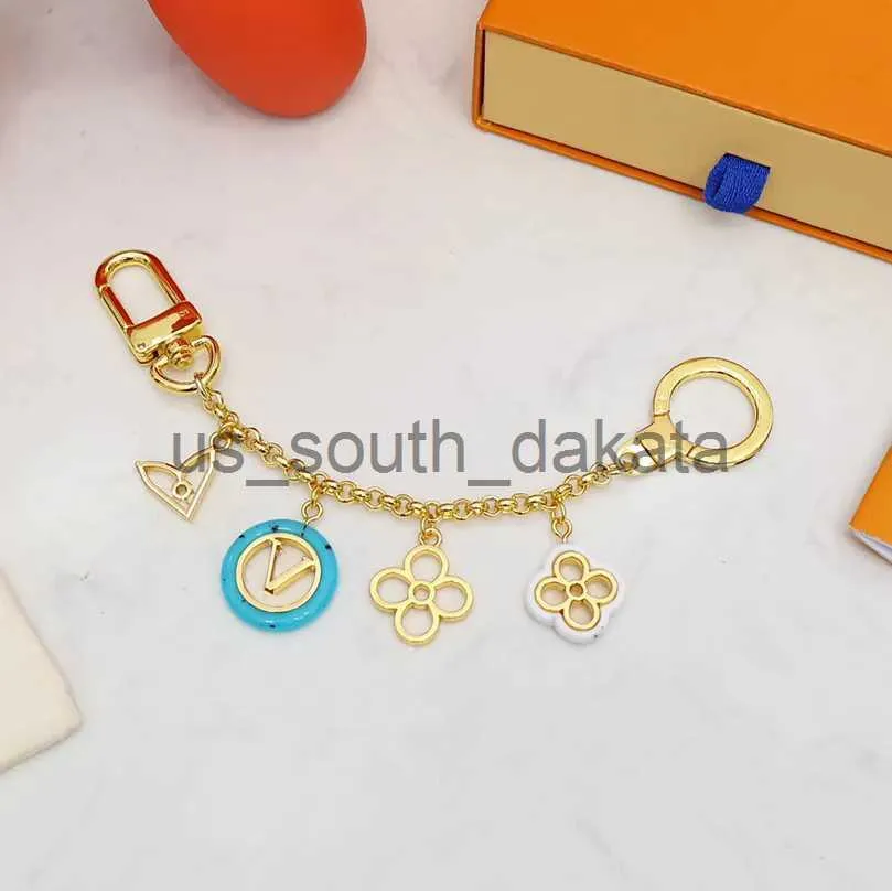 Nyckelringar 3 Färger Keychain Luxury Designer Gold Ring Key Buckle Classic Letter Flower Round Pendant Stylish High Quality Keychains Keys Ornament X0914