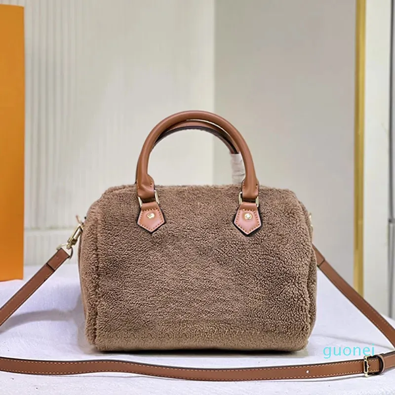 Tasarımcı -25 Crossbody Bag Omuz Çantaları Moda Mektupları Deri kayış sapı Kadın Çanta Çantası Kış Yastığı Çantası