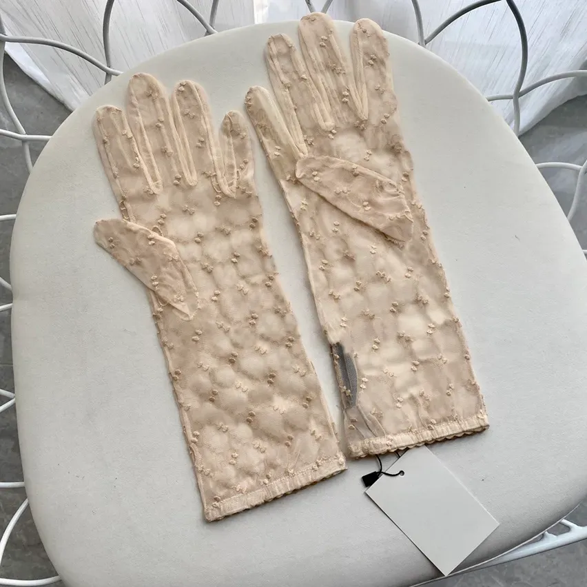 Herfst Zomer Handschoenen Dames Kant Mesh Letter Ademend Zwart Zonnebrandcrème Vijf Vinger Lange Handschoenen Speciaal voor bruiden Dunne handschoenen CSG2310126