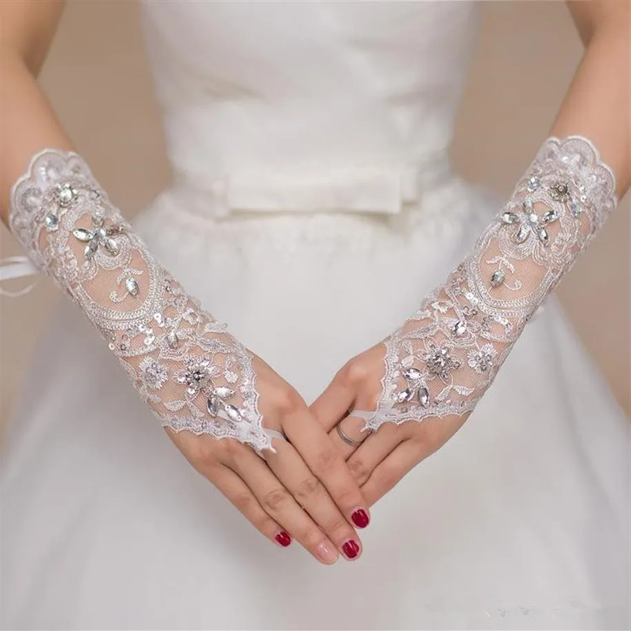 Cheap Short Lace Bride Bridal Gloves Wedding Gloves Beaded Crystals Wedding Accessories Lace Gloves for Brides Fingerless Below El249M