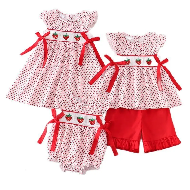 Familjsmatchande kläder Girlymax Spring Summber Baby Girls Sibling Boutique Children Kläder Prickar Mjölk Silk Smocked Strawberry Dress Romper Shorts Set 230914