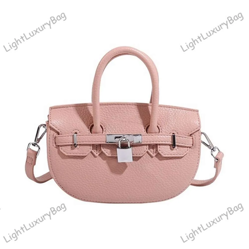 Trend 2023 Pink Bag Lychee Grain Hand Half Round Platinum Bag Super Foreign Style Handväskor Damer Single Shoulder Crossbody Bag 230914