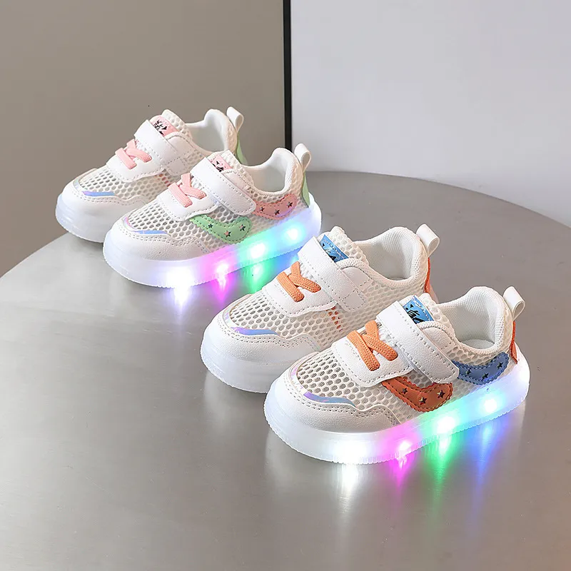 Scarpe atletiche esterne esterne con luci a led sneaker luminose per ragazze morbide alesate traspiranti piccoli orso tenis regalo 230915