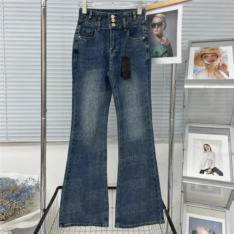 Ausgestellte Jeans für Damen, Metall-Buchstaben-Abzeichen, Denim-Hosen, modische Hosen, Streetwear