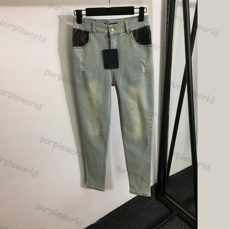 革のポケットで昔ながらのポケットで昔ながらに引き裂かれたジーンズは、昔のファッションを引き裂いてタイトなジーンズの小さな足を飾ります