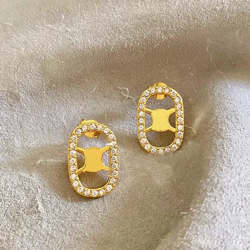 Romantisk lyxdesigner Simple Stud 18K Gold Women Letter Logo Grave Dangle Earrings Girls Wedding Jewelry Gift CHD23091513 Capsmens