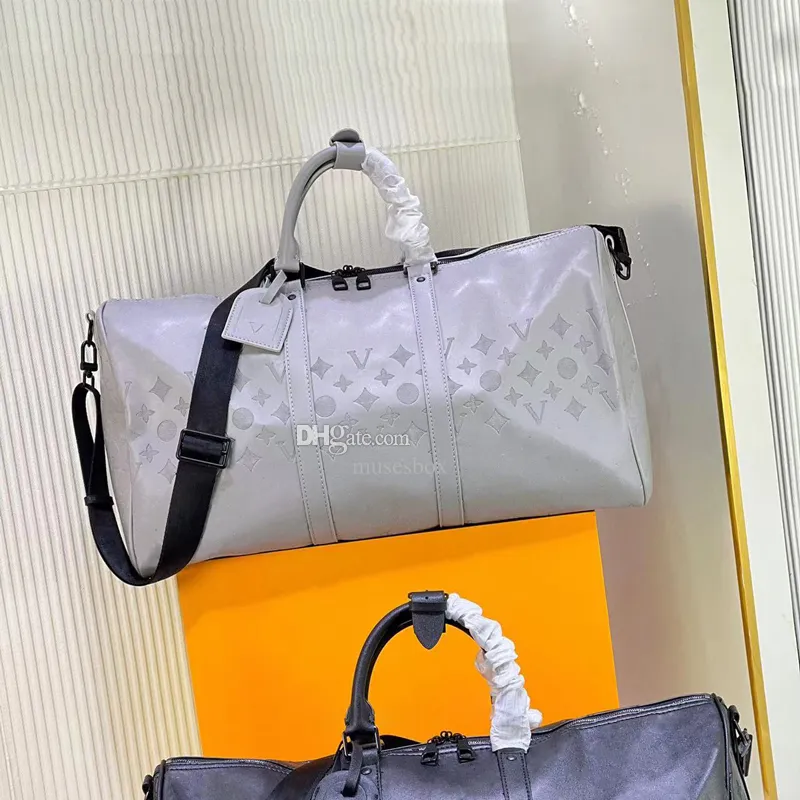 Män duffle väska kvinnor resväskor designer bagage påse lyx designer väska mens läder handväskor kohud bagage tygväska utomhus stor kors kroppsväska totes keepall 50