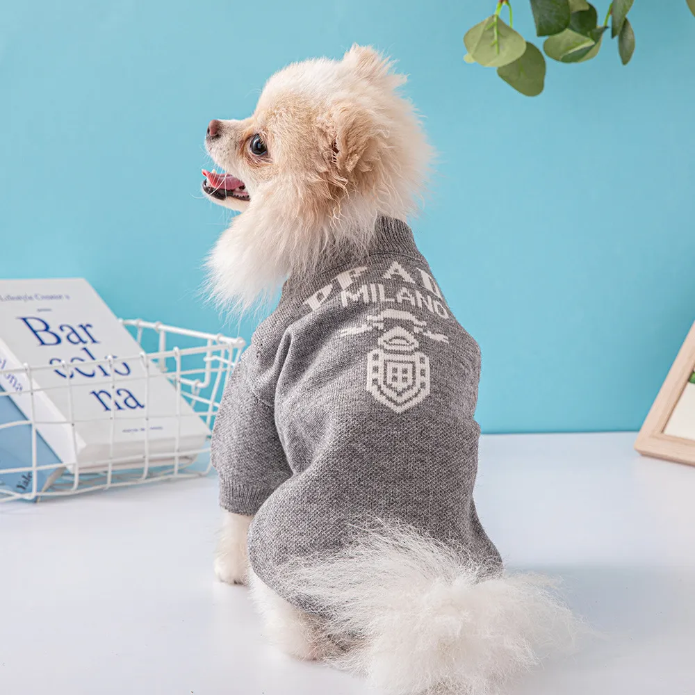 Abbigliamento invernale per cani elegante Cappotto per cani Designer di lusso Maglione per animali domestici per cani di piccola e media taglia Lettera di marca per Fadou Chihuahua
