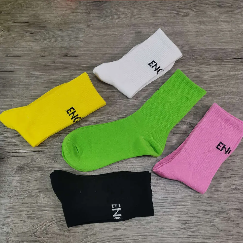 Herrensocken Herren-Paris-Buchstabe, klassischer Aufdruck, Outdoor-Kleidung, Sommer, lange Strümpfe, durchschnittliche Größe