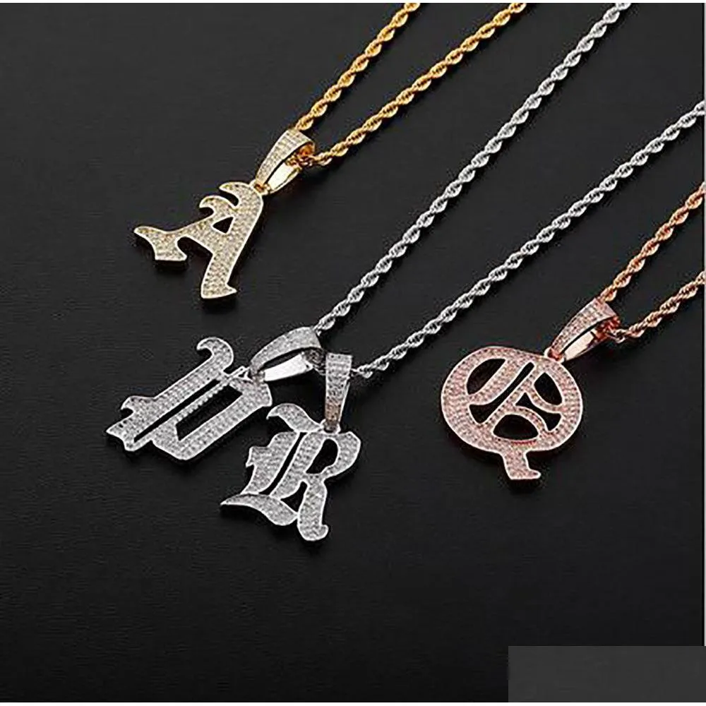 Collier pendentif lettres d'écriture de style ancien Iced Out A-Z, breloque de lettre ancienne avec corde de 24 pouces, colliers en zircone, bijoux hip hop, livraison directe