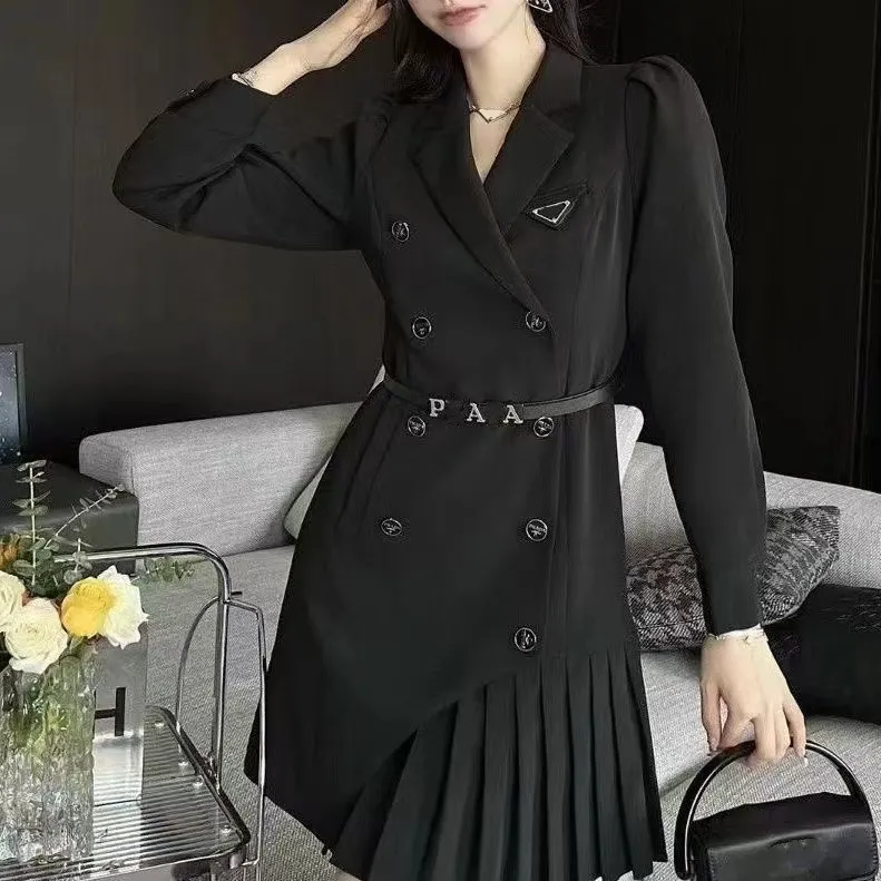 Tasarımcı Üçgen Yüksek Kaliteli Elbise Kadın Trençkotları Moda Çift Sıralı Metal Düğmesi Pileli Etek + Mektup Kemer Elbise Trençkotları