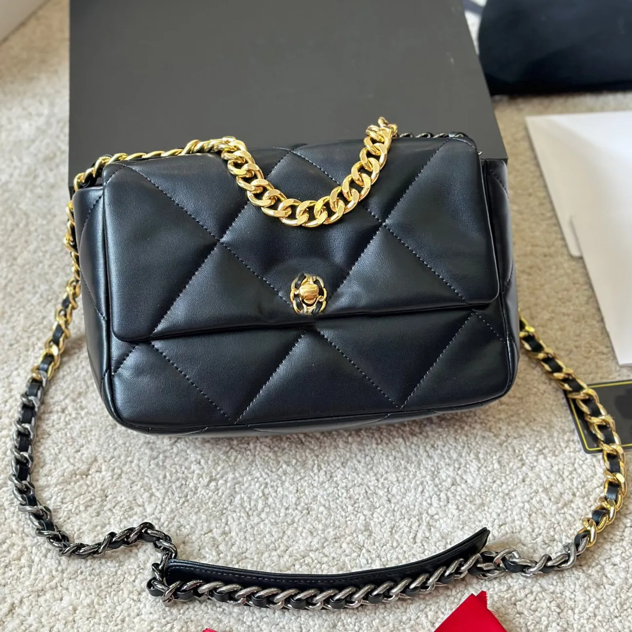 Bolso grande con solapa chanel 19 precio clearance