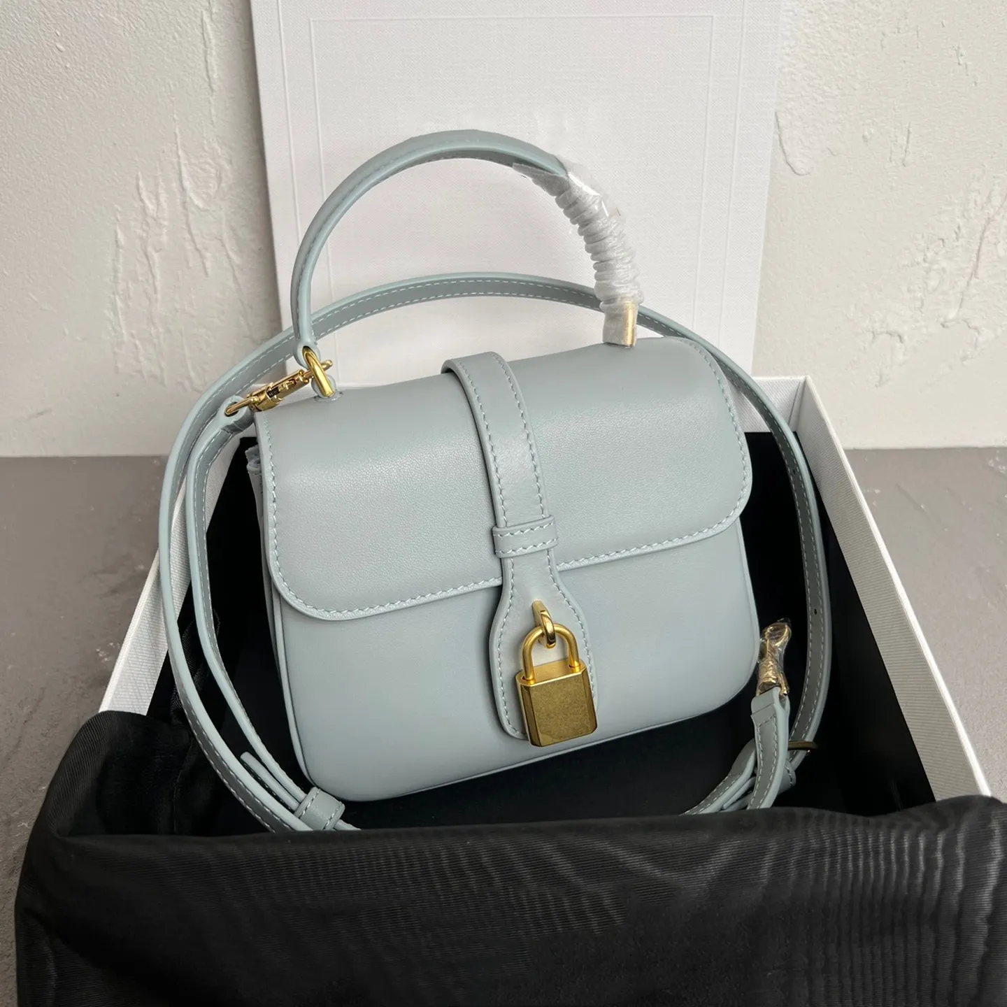 حقيبة مصممة كلاسيكية مصممة فاخرة Crossbody Bag Mini Mini Hand Handbag على حزام في رفرف العجل السلس مع قفل زخرفي وإغلاق زر المفاجئة مع مربع