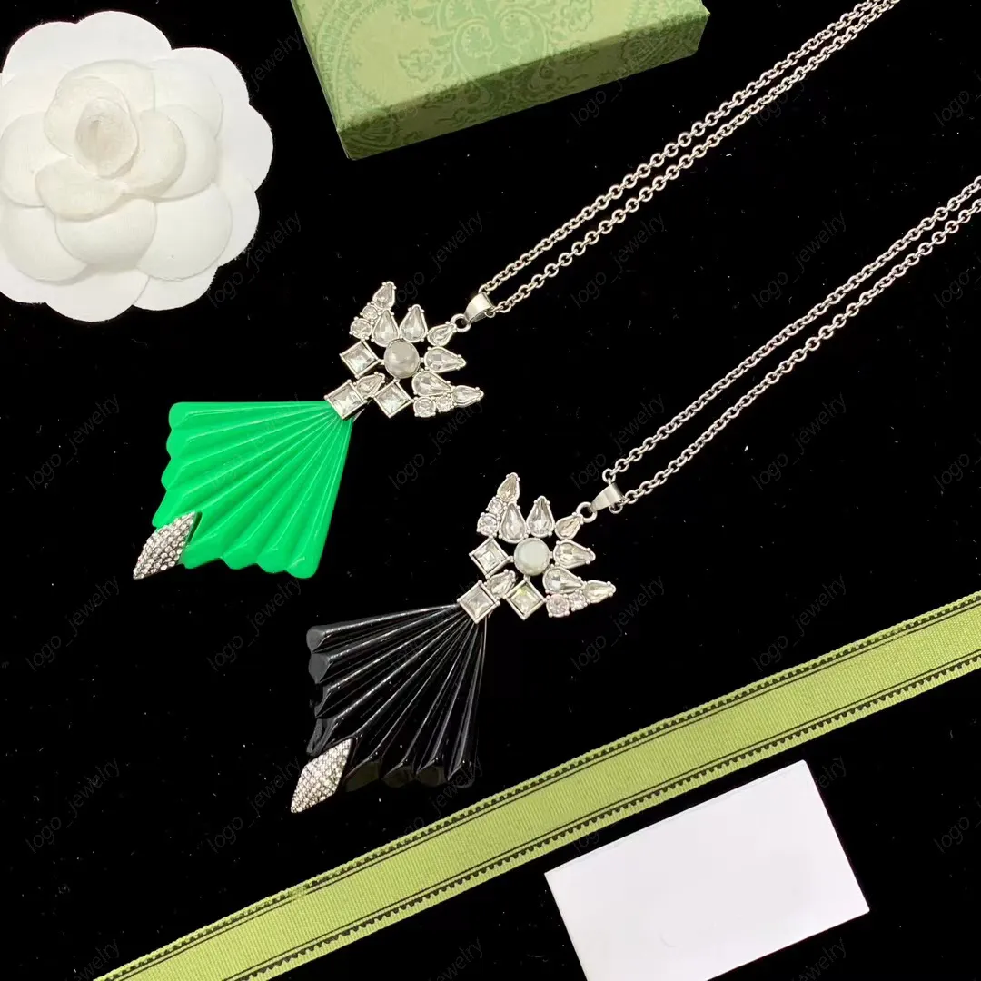 2023 Nouveau collier pendentif ventilateur mode féminine bijoux de créateur exquis noir vert en option de haute qualité avec boîte