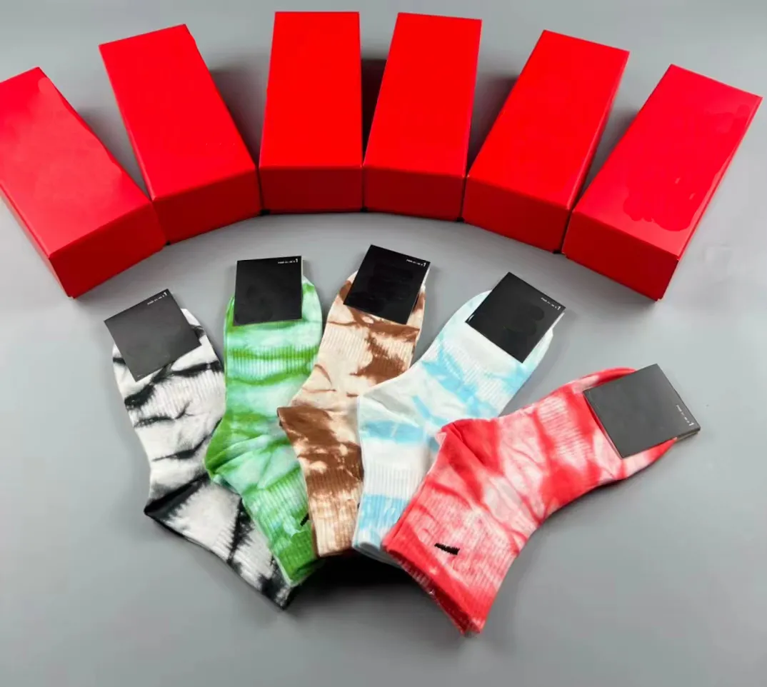 Strumpor för män kvinnor högkvalitativa bomullsstrumpor Athletic Fashion Hip Hop Sock 5 PC med låda 14 stilar svart vit andas sommar till vinterstrumpa