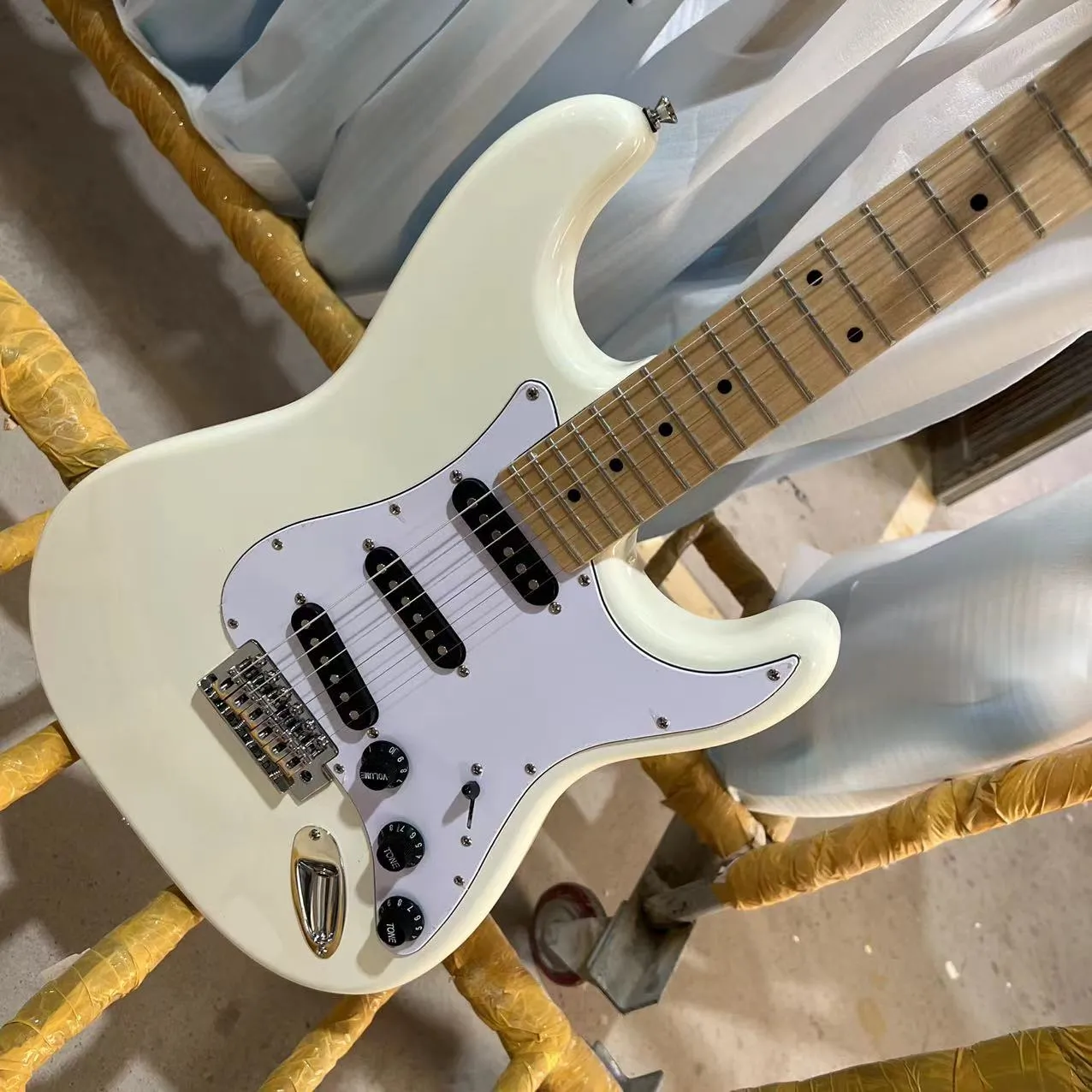 Chitarra Elettrica Archtop Stile Gitano Yunzhi 17 Pollici, Corpo Cavo in Acero F Chitarra Elettrica Archtop Stile Gitano Yunzhi 17 Pollici, Corpo Cavo in Acero F