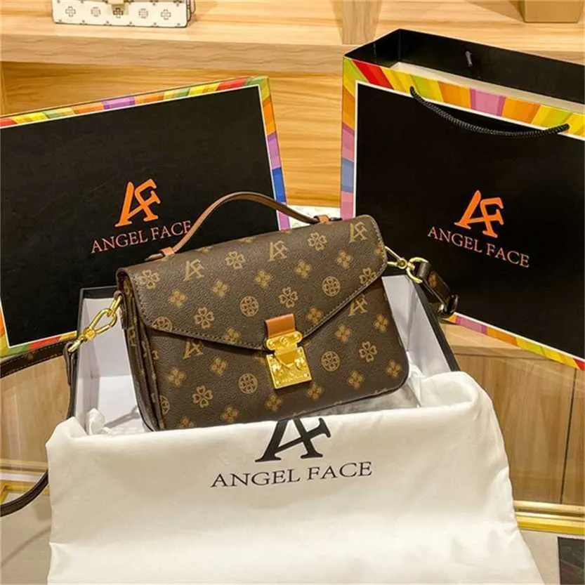 Hong Kong Niche Design Light Luxury Postman For Women 2023 New Fashion äkta läder vintage Cross Body Small Square Bag Code99