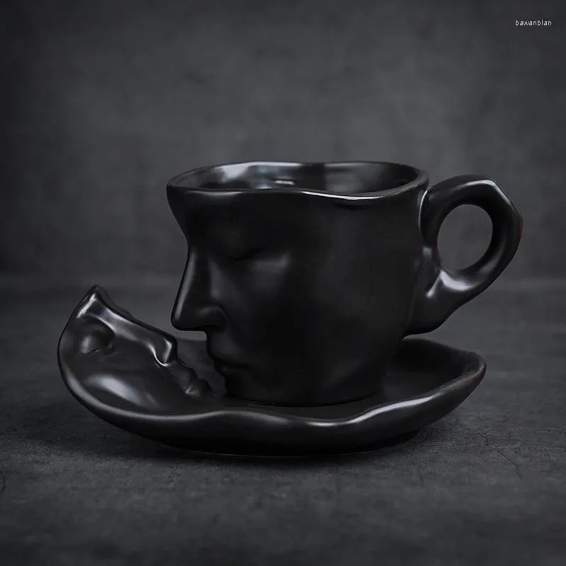 Mugs European Retro Bar Creative Gift Sculpture Couple Mug Exquisite Matte Ceramic Coffee Cup Saucer Set