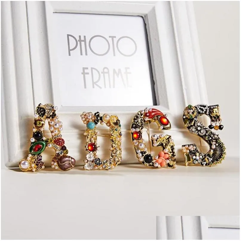 Pins Broschen Vintage Edelstein Perle Strass Buchstaben Brosche Initiale Alphabet Für Frauen Männer Trendy Kleidung Zubehör Drop Lieferung Jewelr Dhugn