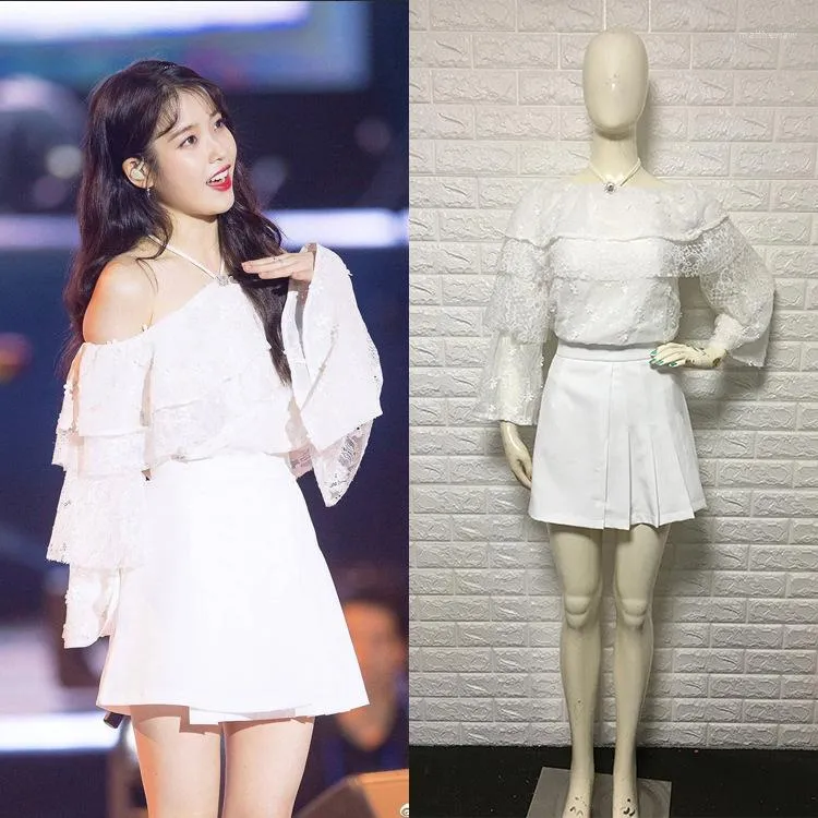 Vestidos de trabalho Kpop IU 2023 Pendurado Pescoço Off-ombro Branco Lace Tops e Mini A-Line Saia Duas Peças Feminino Verão Moda 2 Conjunto Roupas