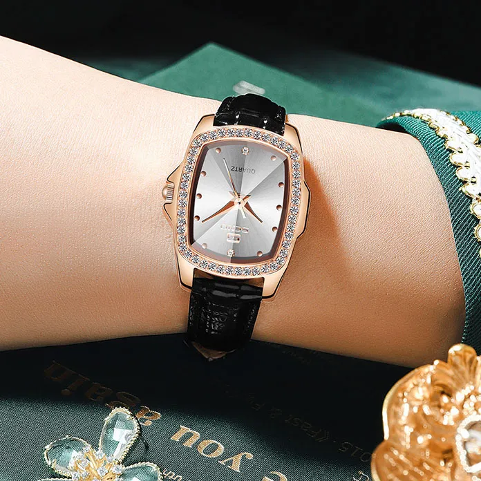 Retro Rectangular Wristwatches Designer Elegant Women Quartz Watches Rhinestones Leather Band Waterproof Wristwatch Black Red for Ladies