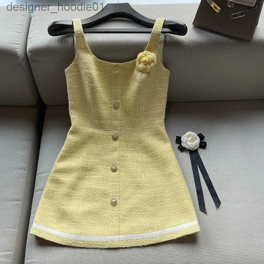 Grundläggande casual klänningar Kvinnors gula färgärmlös tweed ylleblomma lapptäcke smala midja casual klänning SML L230916