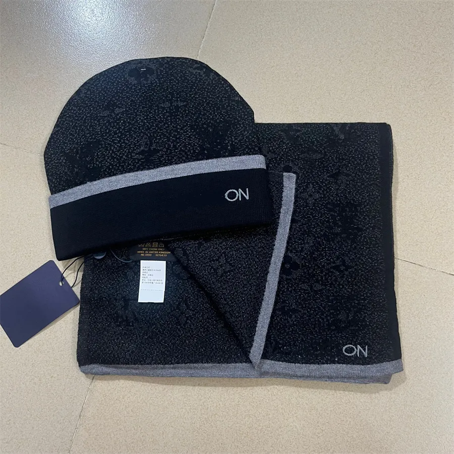 FASHION CD SCARF & HAT SET The Era Signature Scarf touches your skin… and suddenly the  main image 4