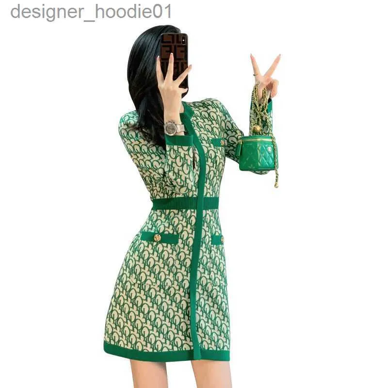 Базовые повседневные платья 2022. Новое весеннее модное женское трикотажное платье трапециевидной формы с круглым вырезом и длинными рукавами зеленого цвета с высокой талией L230916.
