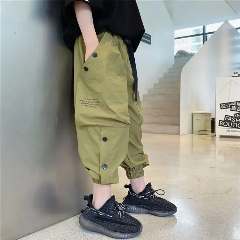 Byxor 2023 Summer Boys Clothing Casual Solid Color Kids Stricked Button Pocket Loose Korean Version Elastic Midje Cargo Trend Pants 230915