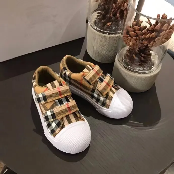 Chaussures de marche athlétiques pour enfants, baskets de créateur de mode pour garçons et filles noires, vente en gros, 2023