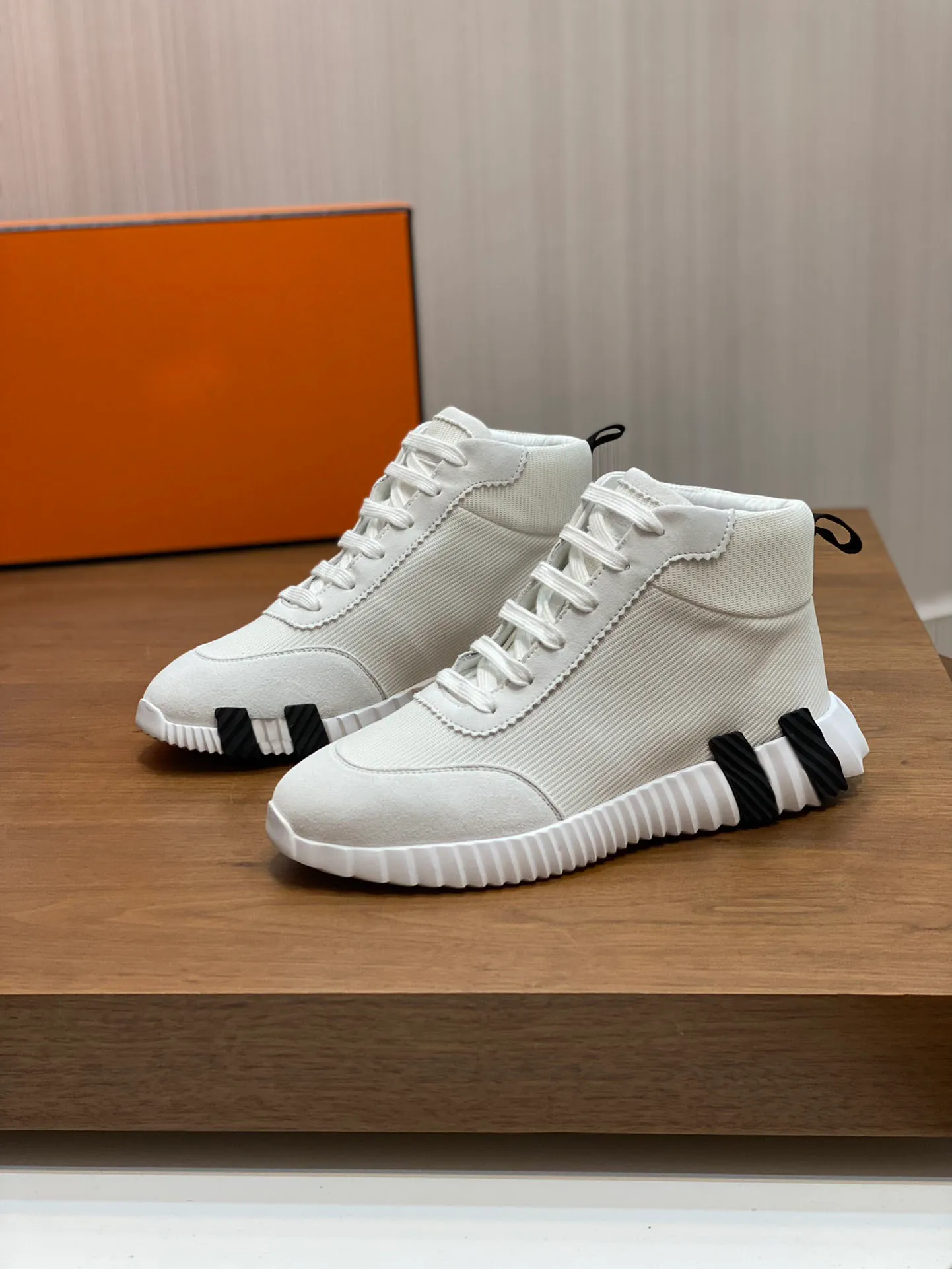 Novità per il 2024 Sneakers casual da uomo moda comfort Suola ultraleggera Solette in pelle Solette in pelle Nero Bianco Scarpe firmate antiscivolo e resistenti all'usura