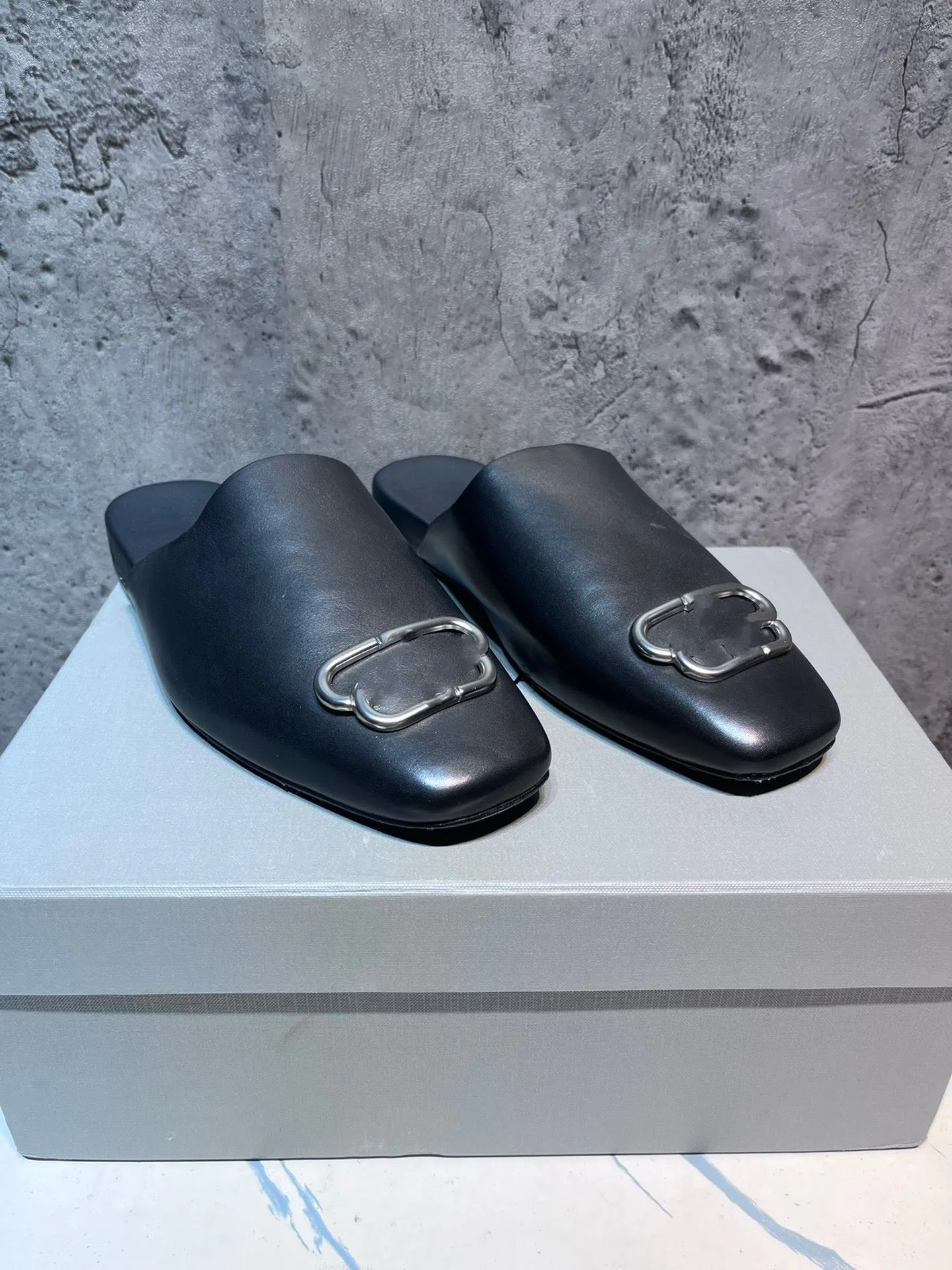 2023 Классические дизайнерские тапочки на высоком каблуке для мальчиков, женские летние однотонные сандалии из кожи, сексуальные мужские полутапочки на толстом плоском каблуке, размер 39-46